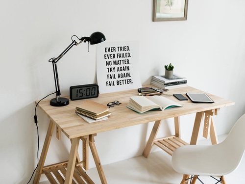 Örök divat: Fa író- és tárgyalóasztalok az irodában és dolgozószobában
