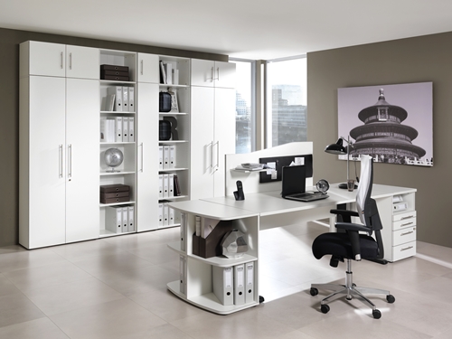 Az elegancia színe – fehér íróasztalok az irodában