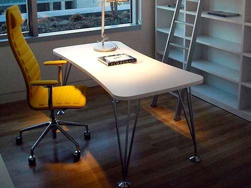 Keskeny íróasztalon is kényelmesen – 3+1 ötlet kis irodába