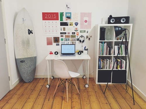 Keskeny íróasztalon is kényelmesen – 3+1 ötlet kis irodába