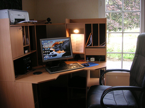 Polcos számítógépasztal – a komplett irodabútor