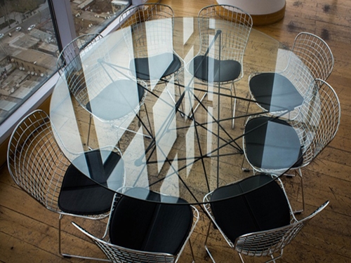A „tértágító” üveg – üveglapos íróasztalok